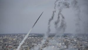 Israel Iran Tension: इस्राइल की ईरान पर जवाबी कार्रवाई, दागी मिसाइलें,