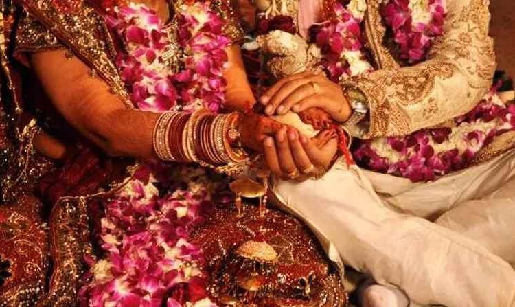 ना उम्र की सीमा... ना जन्म का बंधन... आश्रम में बुजुर्ग को 70 साल की महिला से 1 ना उम्र की सीमा… ना जन्म का बंधन… आश्रम में बुजुर्ग को 70 साल की महिला से