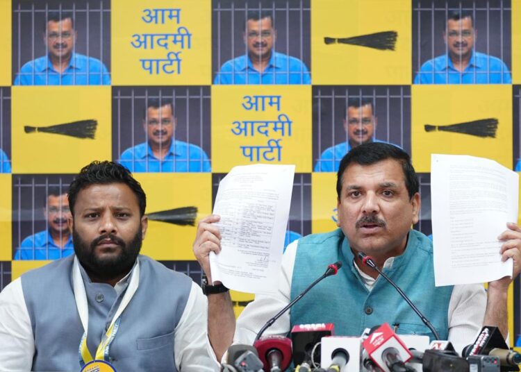 दलित के बेटे को दिल्ली का मेयर बनने से रोकने के लिए भाजपा के एलजी ने किया चुनाव रद्द