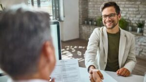 Freshers अपडेट कर लें अपना रिज्यूम, ये कंपनी देगी 10 हजार नौकरी