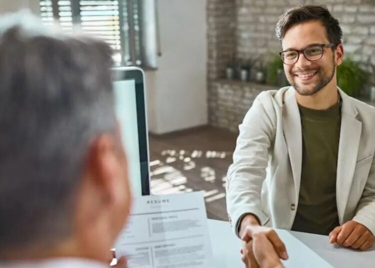 Freshers अपडेट कर लें अपना रिज्यूम, ये कंपनी देगी 10 हजार नौकरी