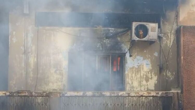 अजमेर की 'द बर्निंग बिल्डिंग'... 6 घंटे से धधक रही आग, बुझाने में जुटे 30 फायर टैंकर | Major accident Ajmer vimla market fire in 3 storey building 30 fire tankers engaged extinguishing stwtg