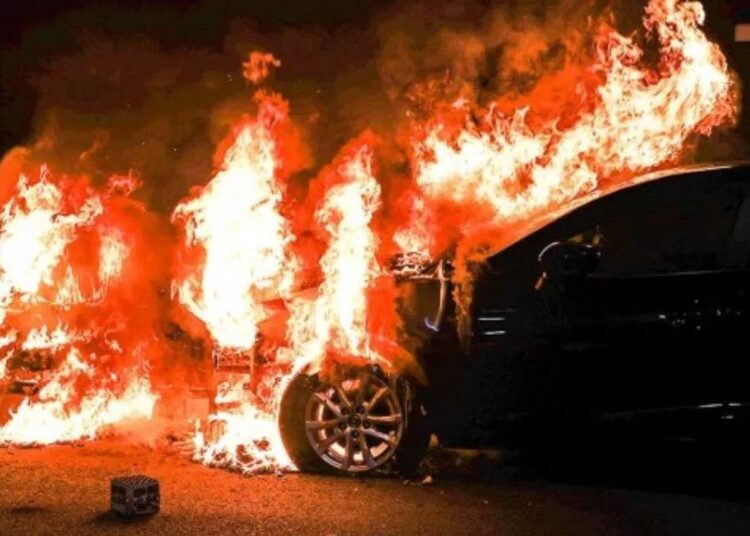 गर्मियों में ही क्यों लगती है गाड़ियों में आग? बचाव का ये है तरीका