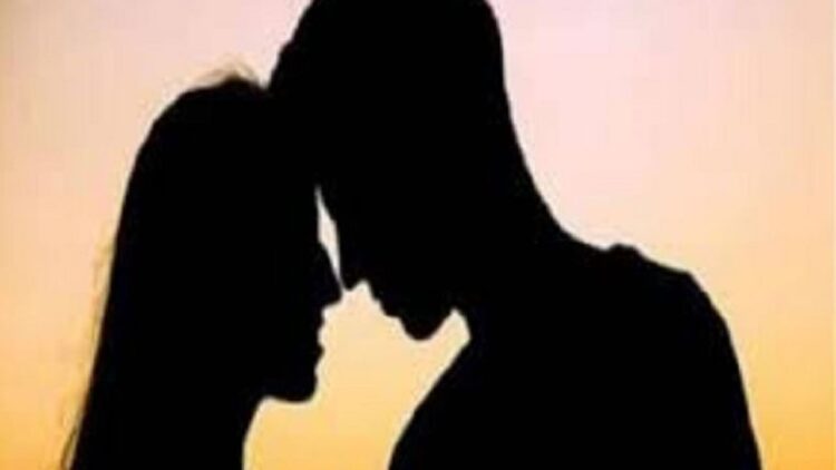 चुपके से आता,रातभर प्रेमिका के बेडरूम में रुक सुबह हो जाता फुर्र,फिर..