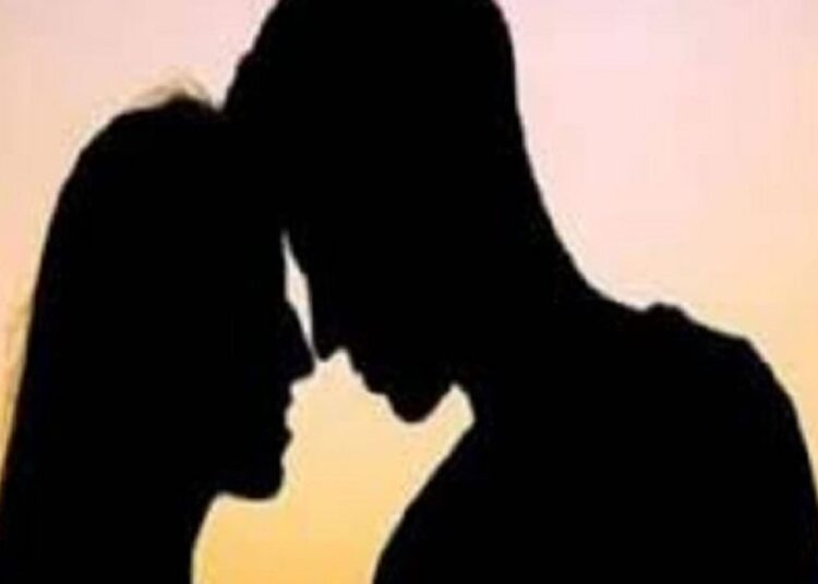 चुपके से आता,रातभर प्रेमिका के बेडरूम में रुक सुबह हो जाता फुर्र,फिर..