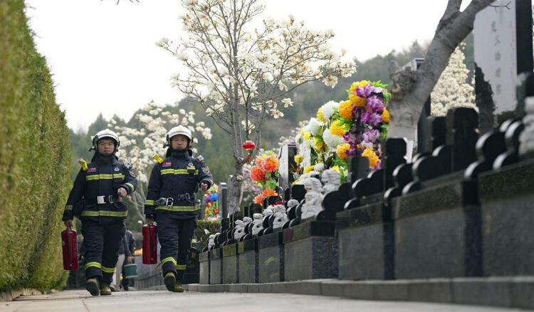 छिंगमिंग महोत्सव की छुट्टी के पहले दिन 2 करोड़ से अधिक लोगों ने पूर्वजों की पूजा और कब्र की सफाई की