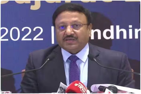 मुख्य चुनाव आयुक्त राजीव कुमार को गृह मंत्रालय ने दी 'Z' कैटगरी की सुरक्षा, 1 मुख्य चुनाव आयुक्त राजीव कुमार को गृह मंत्रालय ने दी 'Z' कैटगरी की सुरक्षा, IB से खतरे का मिला था इनपुट