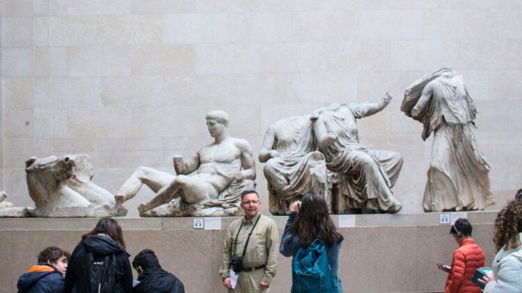 म्यूजियम में चीनी महिला ने की ऐसी हरकत, लोग बोले ऐसा कौन करता है भाई 1 म्यूजियम में चीनी महिला ने की ऐसी हरकत, लोग बोले- ऐसा कौन करता है भाई