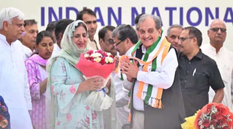 लोकसभा चुनाव 2024 पत्नी संग वापस कांग्रेस में शामिल हुए पूर्व केंद्रीय मंत्री चौधरी बीरेंद्र सिंह