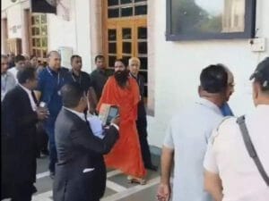 विज्ञापन केस में जवाब से संतुष्ट नहीं, बाबा रामदेव को सुप्रीम कोर्ट ने लगाई फटकार - patanjali advertisements case sc hearing baba ramdev acharya balkrishna present