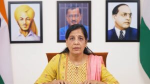 भगत सिंह और अंबेडकर के बीच में केजरीवाल की तस्वीर,सुनीता ने पढ़ा मैसेज