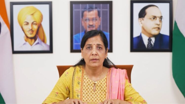 सुनीता ने पढ़ा केजरीवाल का जेल से भेजा गया मैसेज, 1 भगत सिंह और अंबेडकर के बीच में केजरीवाल की तस्वीर,सुनीता ने पढ़ा मैसेज