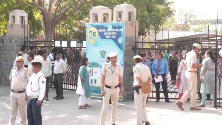 दिल्ली-नोएडा के 60 से अधिक स्कूलों में बम की धमकी, बच्चों को घर भेजा,
