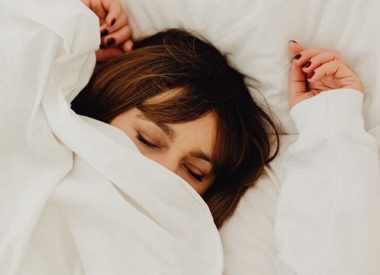 बच्चों को समय पर सुलाने के लिए आजमाएँ ये टिप्स