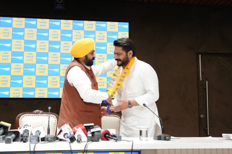 पूर्व कांग्रेसी दलवीर गोल्डी के शामिल होने से संगरूर में ‘आप’ की स्थिति हुई और मजबूत 1 Dalvir Goldy