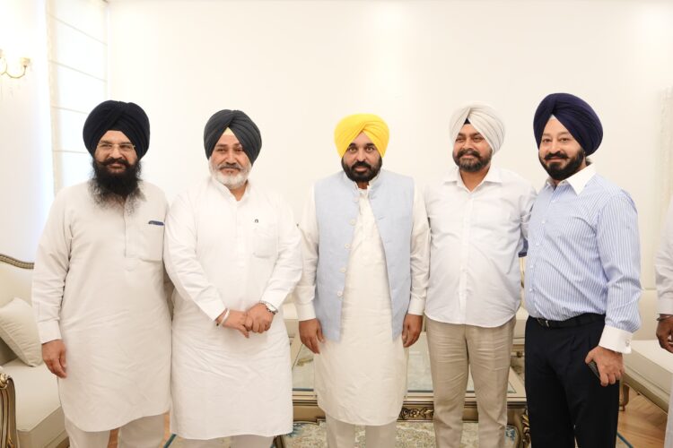 आम आदमी पार्टी ने अकाली दल को दिया बड़ा झटका