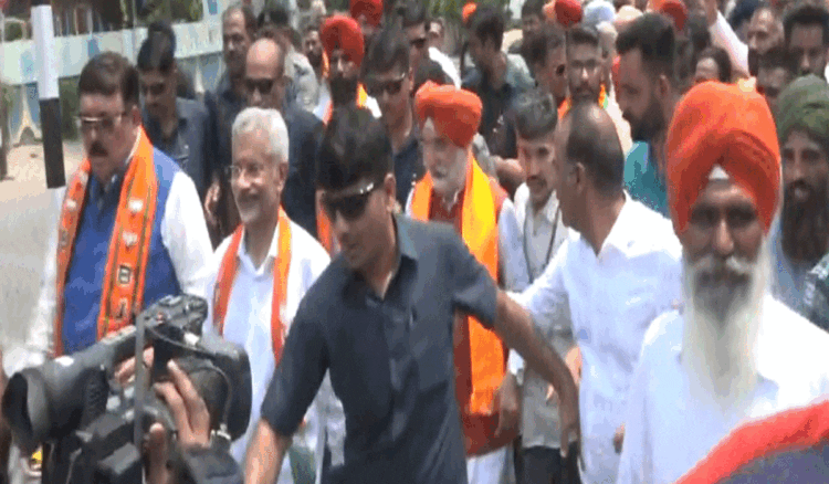 Taranjit Singh Sandhu के साथ नामांकन दाखिल करने पैदल ही जा रहे विदेश मंत्री S. Jaishankar