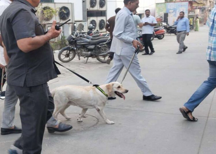 Delhi के कई अस्पतालों को बम की धमकी वाला मिला ईमेल, सर्च ऑपरेशन जारी