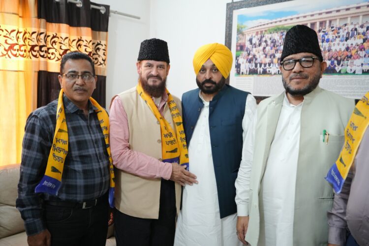 Former Sports Minister Nusrat Ali Khan Baga, along with many MCs and hundreds of his supporters, joined AAP