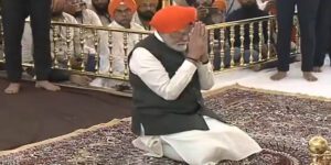 प्रधानमंत्री मोदी ने पटना साहिब में टेका मत्था, लोगों को लंगर में खिलाया खाना