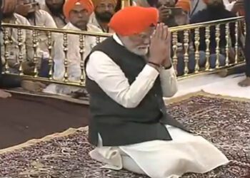 प्रधानमंत्री मोदी ने पटना साहिब में टेका मत्था, लोगों को लंगर में खिलाया खाना