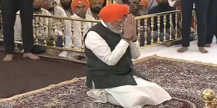 प्रधानमंत्री मोदी ने पटना साहिब में टेका मत्था, लोगों को लंगर में खिलाया खाना