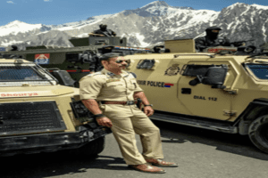 रोहित शेट्टी ने जम्मू-कश्मीर से ‘सिंघम’ अजय देवगन की फोटो की शेयर