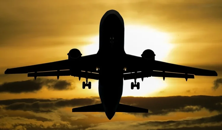 Kolkata हवाई अड्डे पर 21 घंटे बाद विमान सेवाएं फिर से शुरू