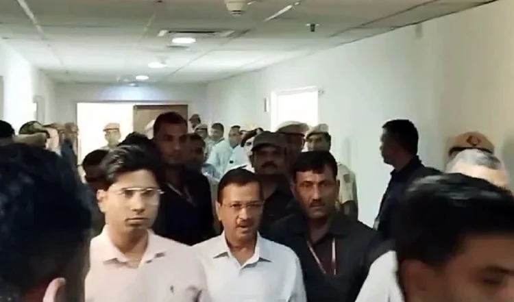 Supreme Court ने केजरीवाल की गिरफ्तारी के खिलाफ याचिका पर सुनवाई शुरू की