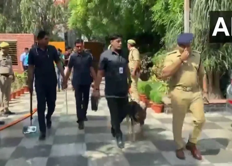 Delhi School Bomb Threat: बम की खबर के बाद अब तक Delhi Police के हाथ लगी ये जानकारी