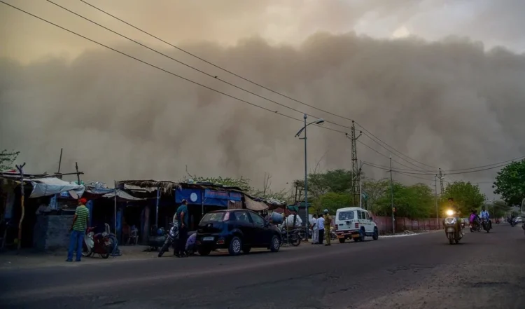 Delhi में न्यूनतम तापमान 30.4 डिग्री सेल्सियस, हल्की बारिश और धूल भरी आंधी की संभावना