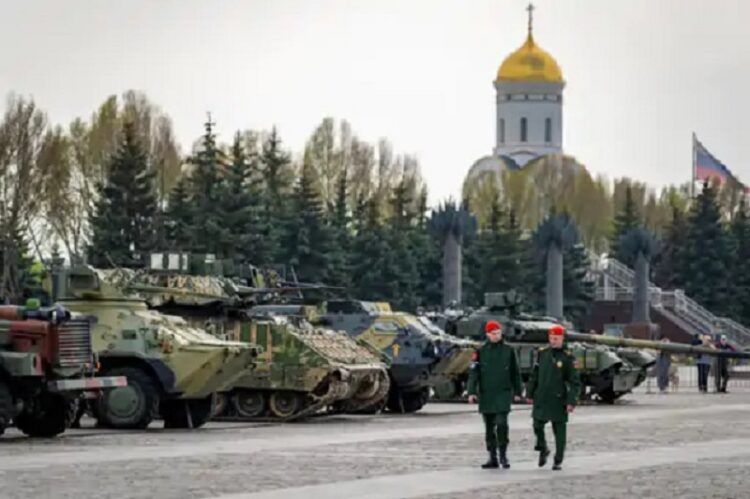 रूस-यूक्रेन जंग के बीच मॉस्को में अमेरिकी और ब्रिटिश टैंकों की लगी प्रदर्शनी, 1 रूस-यूक्रेन