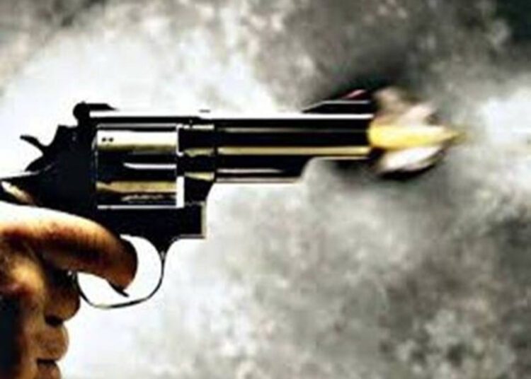 रिश्तेदार की शादी में शरीक होने आए युवक ने बीच सड़क किया हंगामा,