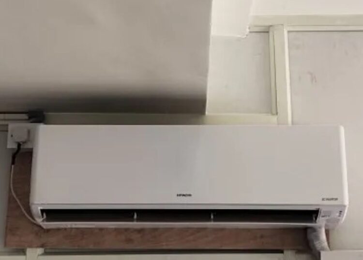 पुलिस चौकी की गर्मी से बचने के लिए हत्या के आरोपी से रिश्वत में मंगा AC,