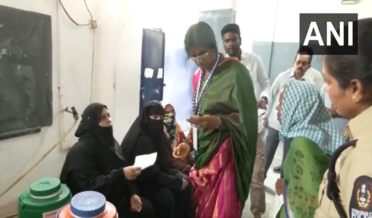 हैदराबाद में माधवी लता ने बुर्का हटवाकर चेक की वोटरों की ID, CM रेवंत रेड्डी का भी आया बयान 1 हैदराबाद में माधवी लता ने बुर्का हटवाकर चेक की वोटरों की ID, CM रेवंत रेड्डी का भी आया बयान