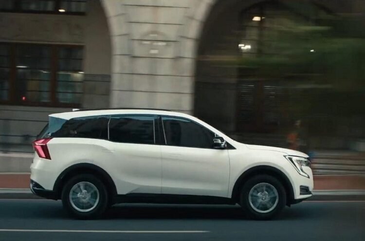 Mahindra XUV 700 AX5 Select