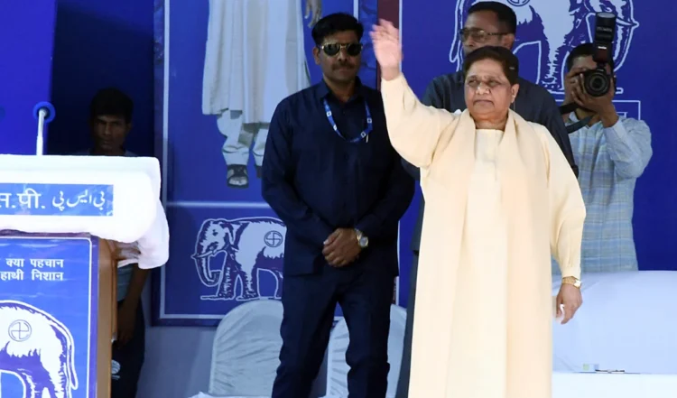 बदली रणनीति के साथ यूपी के दंगल में दांव लगा रहीं मायावती,