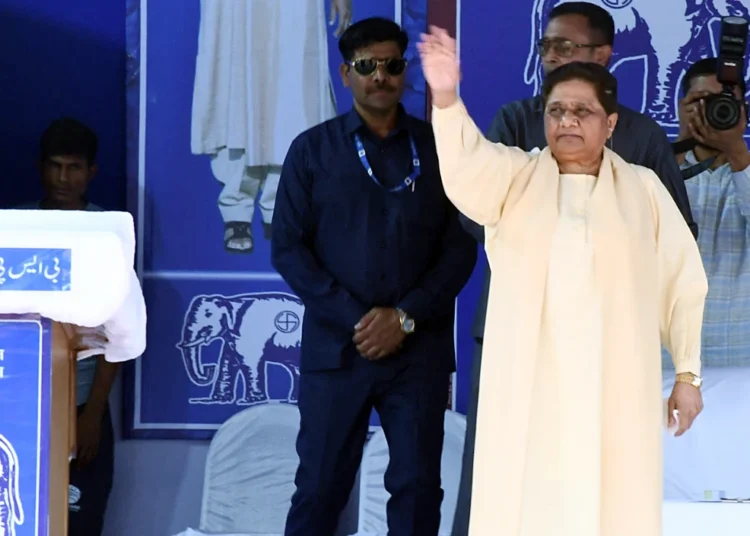 बदली रणनीति के साथ यूपी के दंगल में दांव लगा रहीं मायावती,