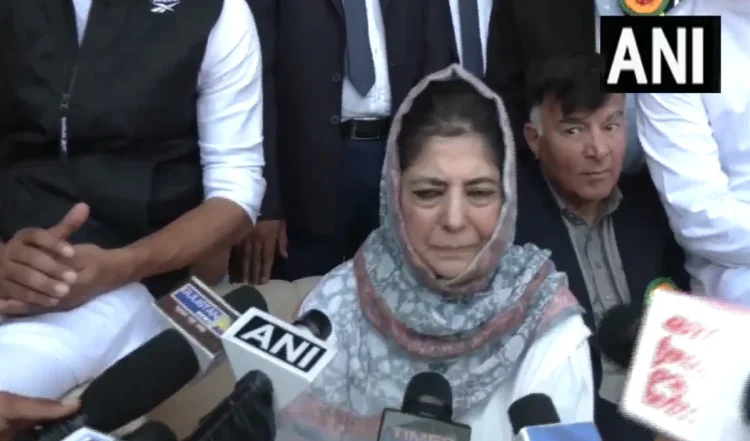 फिर से ये लोग सरकार में आ गए तो संविधान को खत्म कर देंगे, 1 फिर से ये लोग सरकार में आ गए तो संविधान को खत्म कर देंगे,