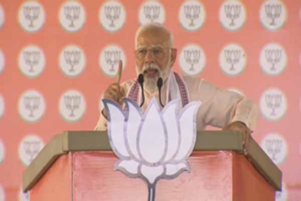 ‘कर्नाटक में धर्म आधारित आरक्षण क्यों… आपका हक लूटने की साजिश में कांग्रेस’- PM मोदी 1 ‘कर्नाटक में धर्म आधारित आरक्षण क्यों… आपका हक लूटने की साजिश में कांग्रेस’- PM मोदी