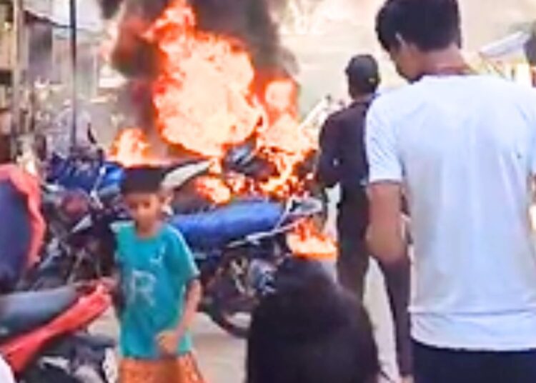 औरंगाबाद: बाइक बनी आग का गोला, मची अफरा तफरी