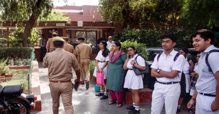 Delhi-NCR के स्कूलों में आज छात्रों की अनुपस्थिति रही कम, कक्षाएं सामान्य रूप से जारी 1 Delhi-NCR के स्कूलों में आज छात्रों की अनुपस्थिति रही कम, कक्षाएं सामान्य रूप से जारी