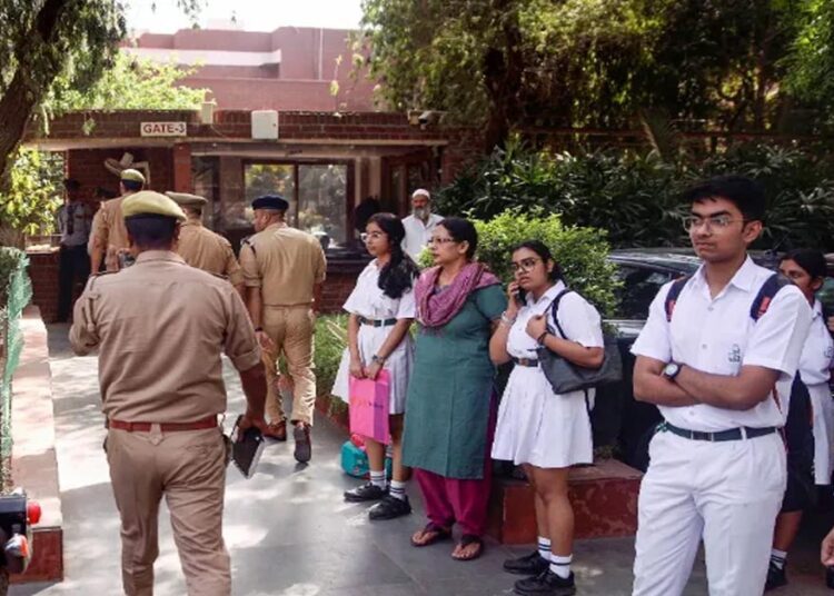 Delhi-NCR के स्कूलों में आज छात्रों की अनुपस्थिति रही कम, कक्षाएं सामान्य रूप से जारी