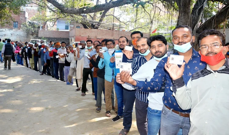 Uttar Pradesh : लोकसभा चुनाव के तीसरे चरण में दोपहर एक बजे तक 38.12 प्रतिशत मतदान