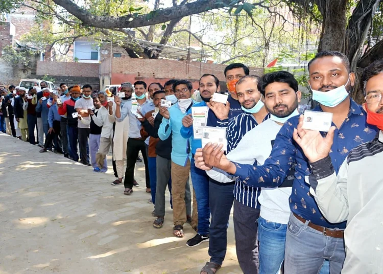 Uttar Pradesh : लोकसभा चुनाव के तीसरे चरण में दोपहर एक बजे तक 38.12 प्रतिशत मतदान