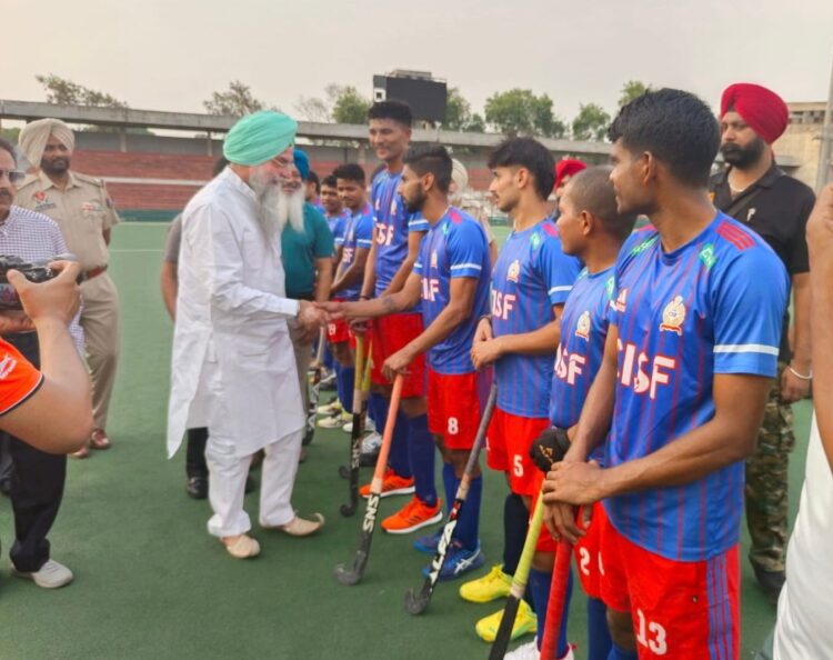 पंजाब विधानसभा के स्पीकर ने हॉकी खिलाड़ियों को नकद पुरस्कार से किया सम्मानित 1 Kultar Sandhwan