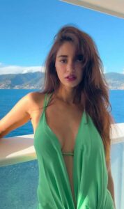 दिशा पाटनी ने डीपनेक ड्रेस में लगाया हॉटनेस का तड़का, क्रूज से शेयर की तस्वीरें