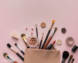 गर्मियों में घूमने जाने का है प्लान तो मेकअप-किट में रखना ना भूलें ये सामान