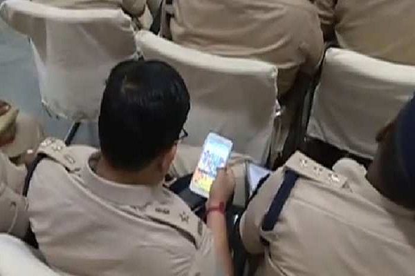 ड्यूटी के दौरान ऐसा करते पकड़े गए तो पंजाब पुलिसकर्मियों पर होगी सख्त कार्रवाई, आदेश जारी 1 ड्यूटी के दौरान ऐसा करते पकड़े गए तो पंजाब पुलिसकर्मियों पर होगी सख्त कार्रवाई, आदेश जारी