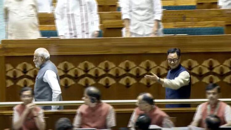 Lok Sabha 2024: संसदीय कार्य मंत्री ने लोकसभा में राहुल गांधी को किया इशारा और